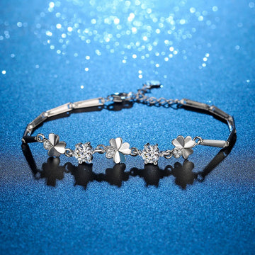 925 sterling silver clover bracelet combined with moissanite stone