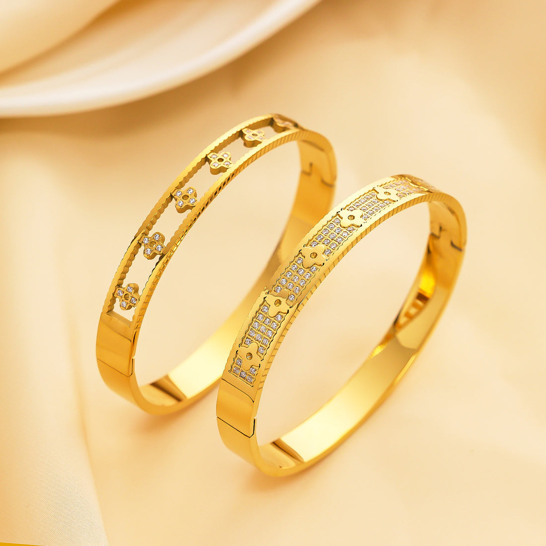 צמיד בציפוי זהב 18 קראט - Parisian Chic Bangle