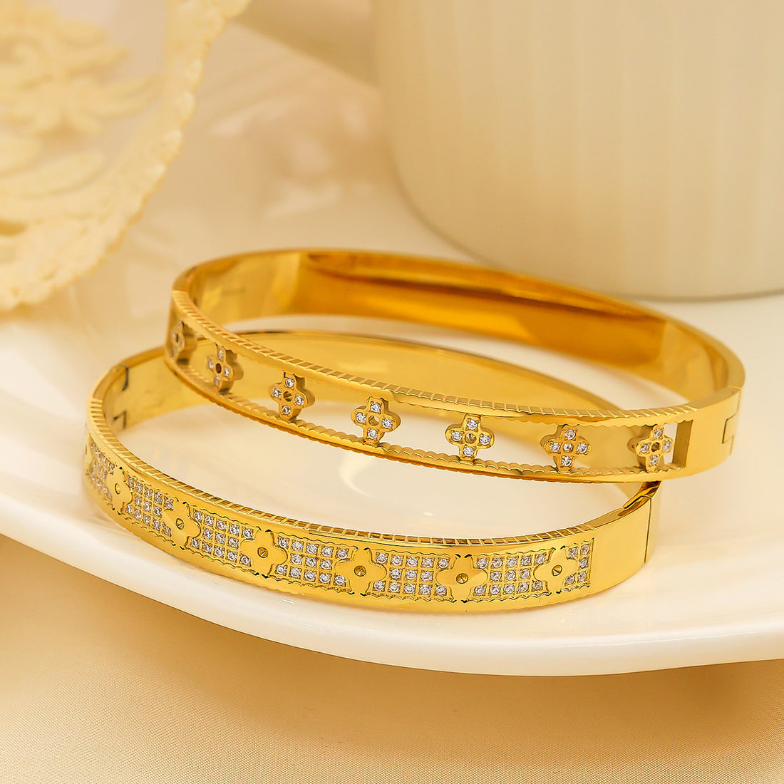 צמיד בציפוי זהב 18 קראט Glam Blossom Bangle