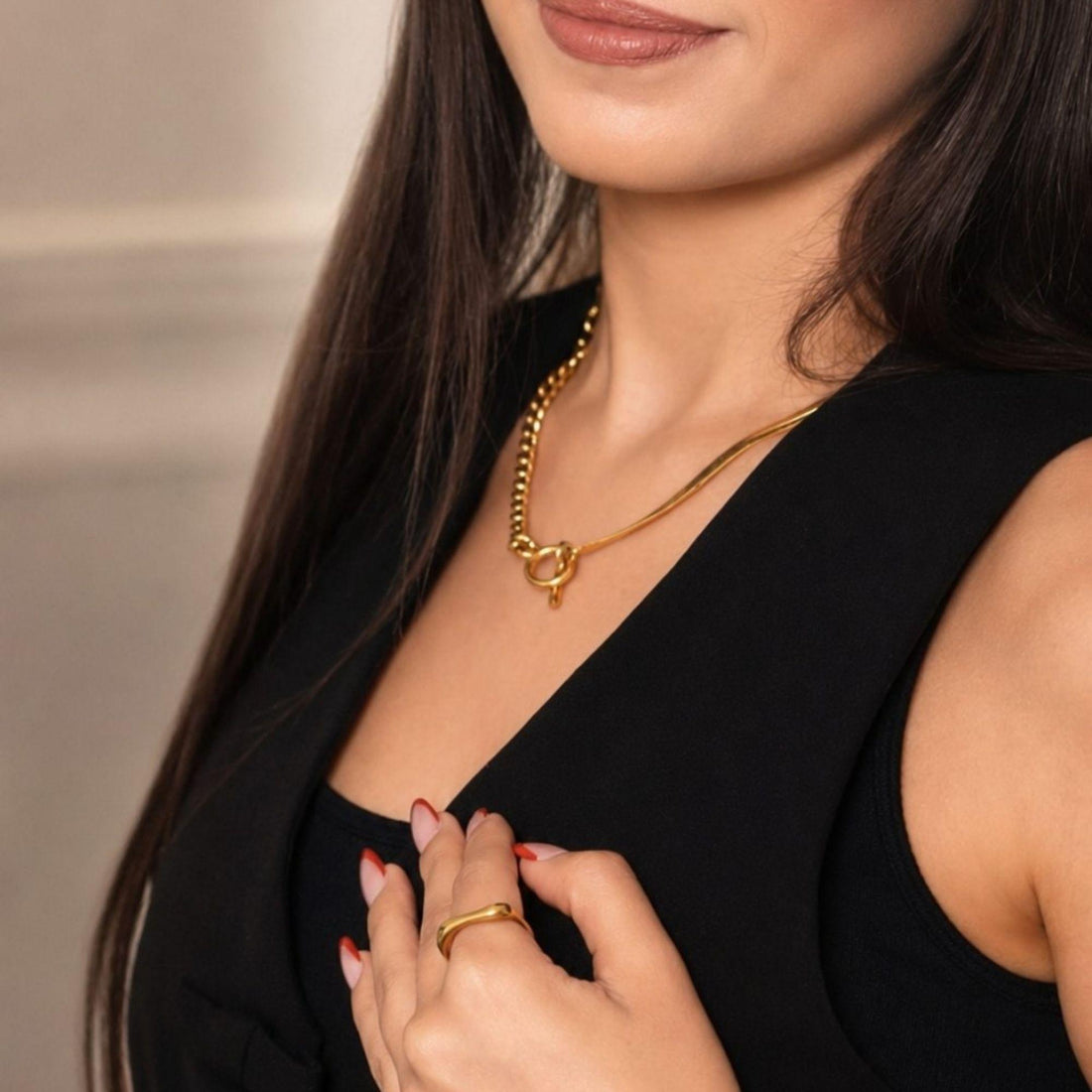 Muse mixed chain gold necklace with toggle clasp and baguette zircon detail.